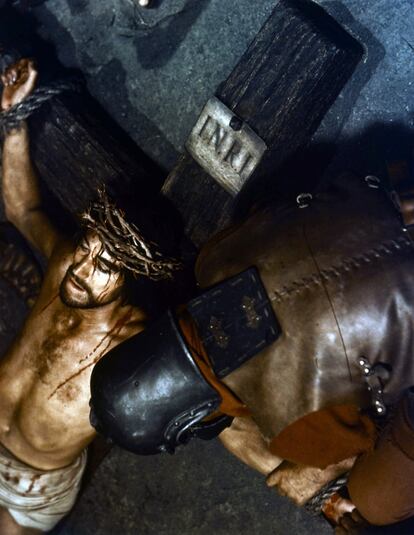 Max Von Sydow es crucificado en una escena de la película 'The Greatest Story Ever Told' (1965).