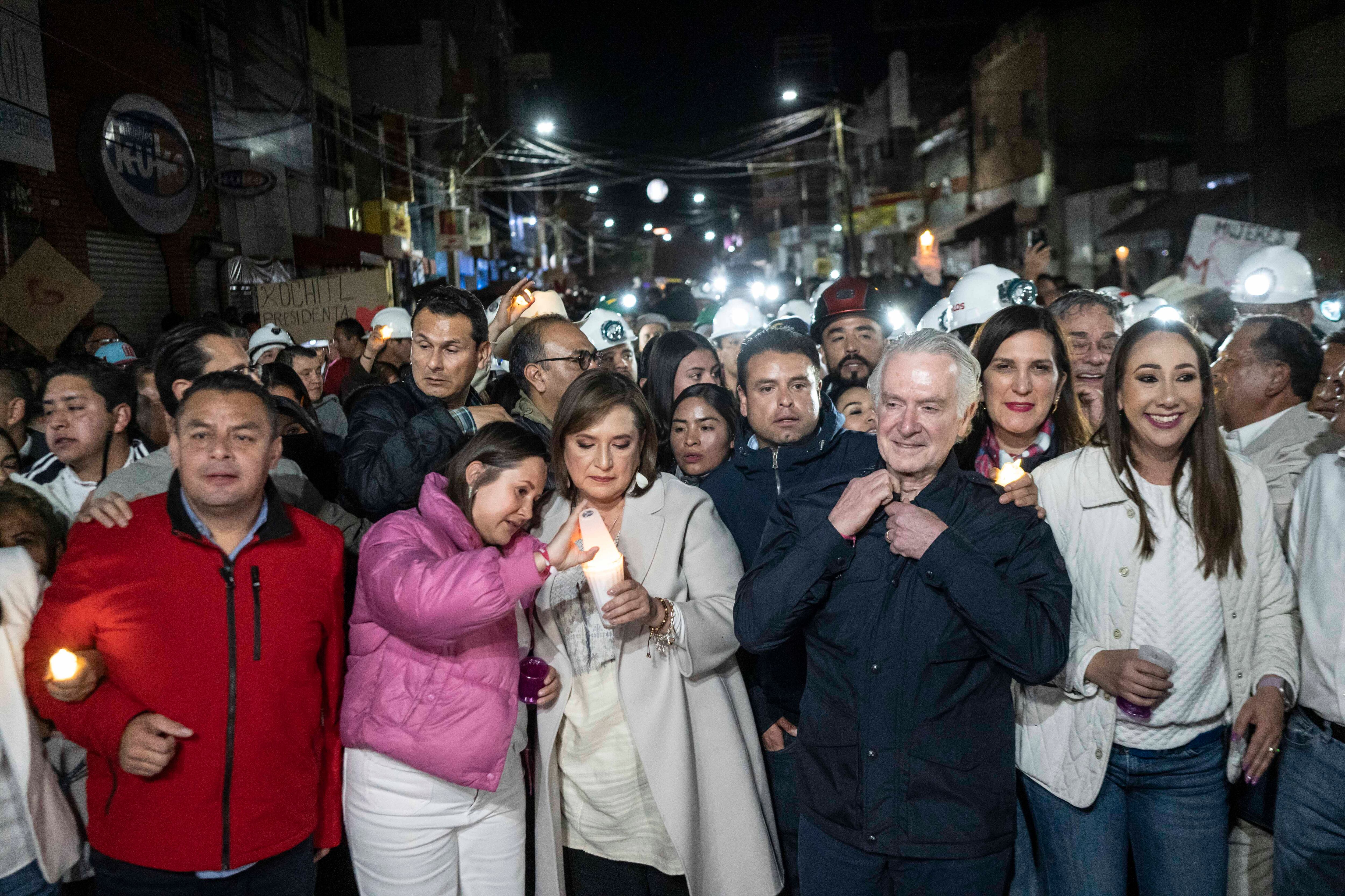 Xóchitl Gálvez camina por las calles de Fresnillo (Estado de Zacatecas), este viernes a la madrugada.