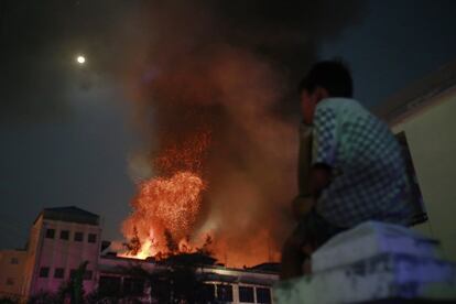 Un joven observa el incendio en el mercado Mingalar en Mandalay (Myanmar).