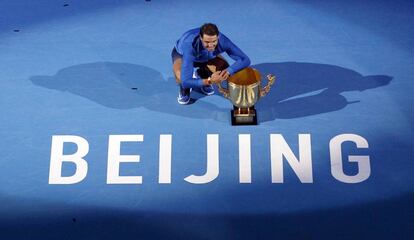 Nadal posa con el trofeo de campeón en Pekín.