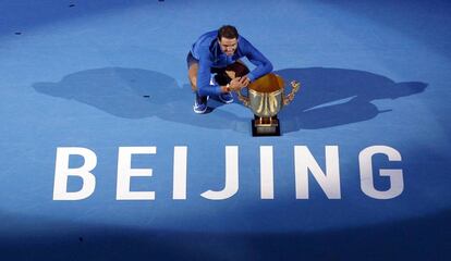 Nadal posa con el trofeo de campe&oacute;n en Pek&iacute;n.