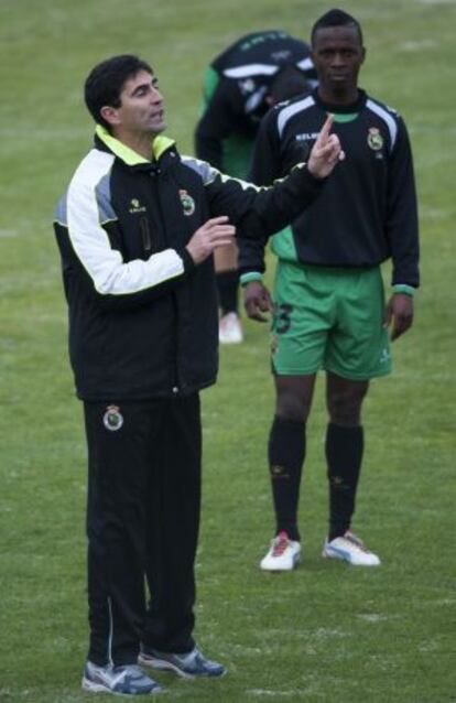 Gay, junto a Koné, dirige su primer entrenamiento del Racing.