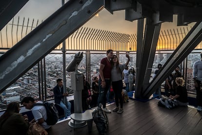 Visitantes desde el mirador de la Torre Latinoamericana.