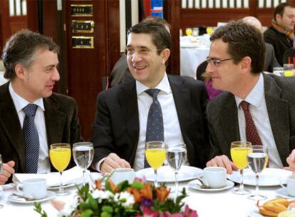 Iñigo Urkullu, Patxi López y Antonio Basagoiti comparten mesa durante una conferencia en Bilbao, el pasado mes de enero.