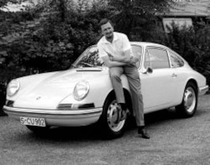 Ferdinand Butzi Porsche, nieto del fundador de la marca, posando con su gran creación en la década de los 60.