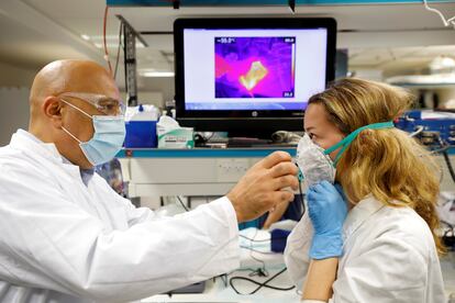 Investigadores médicos en un laboratorio de máscaras protectoras en Haifa (Israel).