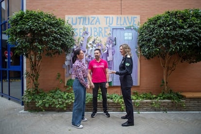 Rocío Núñez, Juan José Bueno y Paqui Borrero, los tres policías locales que integran la unidad Prommesas de Almonte, para prevenir y luchar contra la violencia machista y hacia los menores, en el centro María Zambrano, de la localidad onubense.