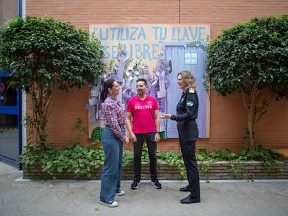 Rocío Núñez, Juan José Bueno y Paqui Borrero, los tres policías locales que integran la unidad Prommesas de Almonte, para prevenir y luchar contra la violencia machista y hacia los menores, en el centro María Zambrano, de la localidad onubense.