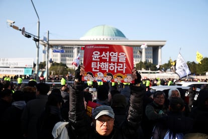 Protesta contra el presidente de Corea del Sur ante el Parlamento, este sábado en Seúl.
