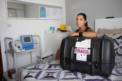 Silvia Pérez, con la maleta de su cicladora, en su casa de Noia.