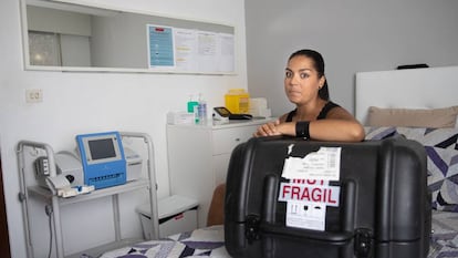 Silvia Pérez, con la maleta de su cicladora, en su casa de Noia.
