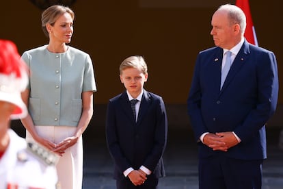 Charlène y Alberto de Mónaco acompañados por su hijo Jacques de Mónaco en una ceremonia de bienvenida con motivo de la llegada del presidente francés Emmanuel Macron para una visita de Estado, el 7 de junio de 2025 en Mónaco.