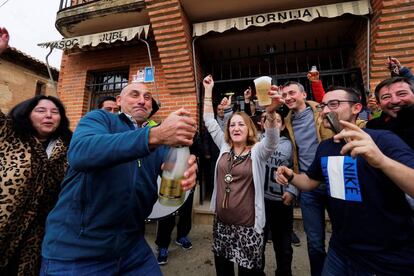 Vecinos de San Román de la Hornija (Valladolid) celebran los 2,4 millones de euros en premios del número 7.568, agraciado con uno de los quintos del sorteo de Navidad.