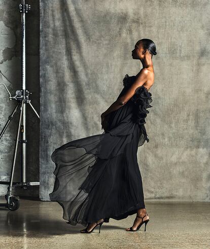 Debra Shaw con vestido de chifón con volantes de ALBERTA FERRETTI; y sandalias de DOLCE & GABBANA.