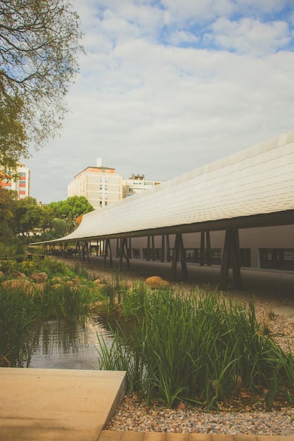 El CAM Gulbenkian se sitúa dentro de los jardines recuperados por el paisajista Vladimir Djurovic.