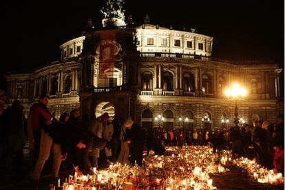 Ciudadanos de Dresde se concentran frente a la Ópera en memoria de las víctimas.