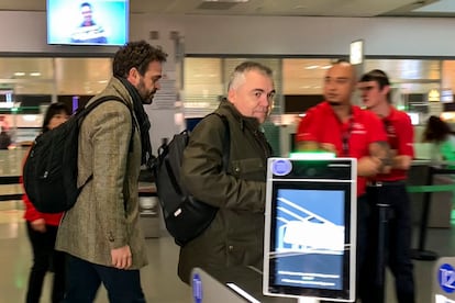 Imagen de una captura de televisión del secretario de Organización del PSOE, Santos Cerdán, este sábado en el aeropuerto de Ginebra.