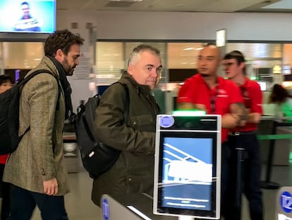 Imagen de una captura de televisión del secretario de Organización del PSOE, Santos Cerdán, este sábado en el aeropuerto de Ginebra.