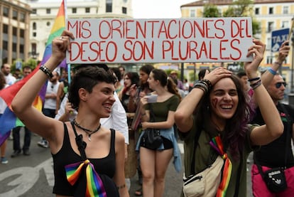 Dos chicas sujetan una pancarta durante la manifestación del Orgullo 2016 en Madrid.