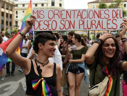 Dos chicas sujetan una pancarta durante la manifestación del Orgullo 2016 en Madrid.