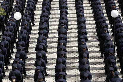 Decenas de policías nacionales, durante la presentación presidida por el ministro del Interior, Alfredo Pérez Rubalcaba, en el complejo de Canillas.