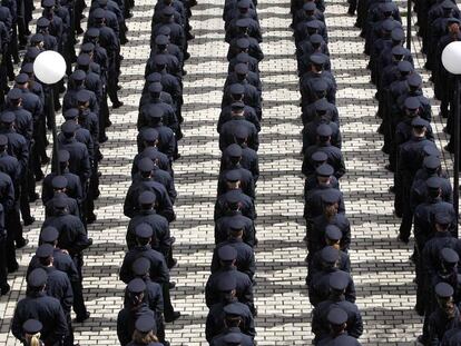Decenas de policías nacionales, durante la presentación presidida por el ministro del Interior, Alfredo Pérez Rubalcaba, en el complejo de Canillas.