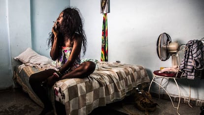 La habitación en la que una prostituta cubana vive y realiza sus servicios.