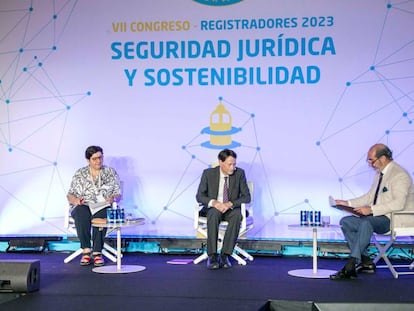 De izquierda a derecha: Josefina Boquera, catedrática de derecho mercantil de la Universidad de Valencia; Carlos Orts, decano autonómico de la Comunidad Valenciana; Francisco Javier González del Valle, director del servicio de coordinación de registros mercantiles.
 