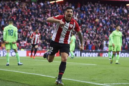 Yuri Berchiche celebra su gol al Levante en San Mamés.