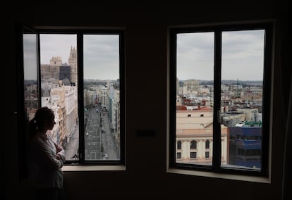 Patricia Rubido, directora del Hotel Vincci Capitol en la Gran Vía de Madrid, asomada a la ventana de la habitación donde duerme.