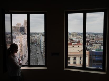 Patricia Rubido, directora del Hotel Vincci Capitol en la Gran Vía de Madrid, asomada a la ventana de la habitación donde duerme.
