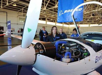 Empleados de Boeing junto al motovelero Dimona que funciona con una batería de hidrógeno.