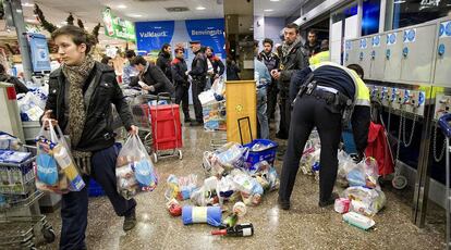 Alimentos tirados en el suelo del comercio, tras  el asalto.