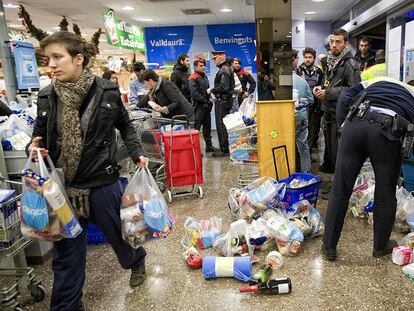 Alimentos tirados en el suelo del comercio, tras el asalto.