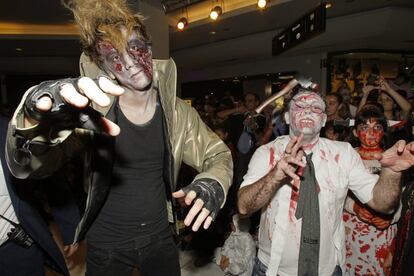 Dos personas disfrazadas durante la celebración del día de Halloween que ha tenido lugar esta tarde en un centro comercial de Madrid.