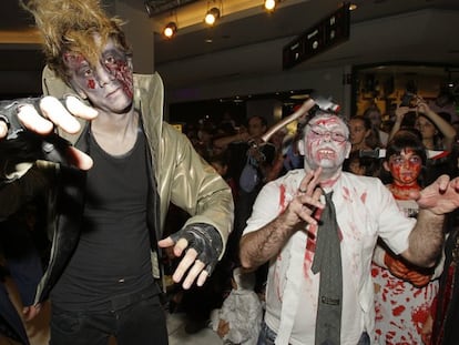 Dos personas disfrazadas durante la celebración del día de Halloween que ha tenido lugar esta tarde en un centro comercial de Madrid.