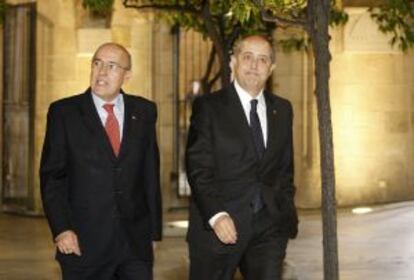 Felip Puig (a la derecha) y Boi Ruiz salen ayer de la reunión del Gobierno catalán.