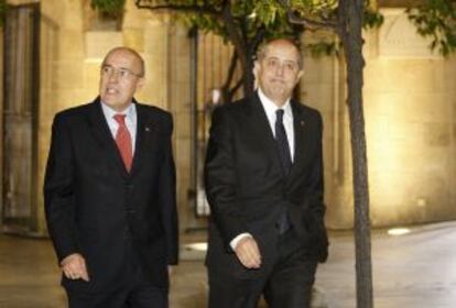 Felip Puig (a la derecha) y Boi Ruiz salen ayer de la reuni&oacute;n del Gobierno catal&aacute;n. 