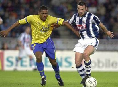 El ex jugador (a la derecha) lucha por un balón con Álvaro (a la izquierda), de la Unión Deportiva Las Palmas, durante el encuentro disputado entre ambos equipos en el estadio de Anoeta de San Sebastián en 2002.