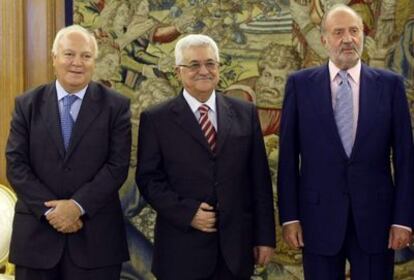 Abbas, en su encuentro con el rey don Juan Carlos y Miguel Ángel Moratinos.