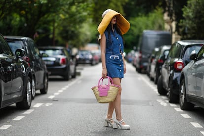 La influencer Gabriella Berdugo con un diseño capazo en rosa.