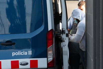 Uno de los detenidos en la comisaría de la Policía Local de Llinars del Vallés (Barcelona) el pasado martes .EFE/Enric Fontcuberta