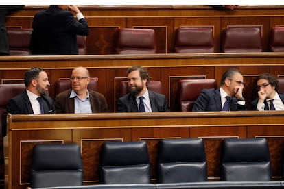 Santiago Abascal (primer per l'esquerra) i Iván Espinosa de los Monteros (tercer) flanquegen el diputat del PSC José Zaragoza.