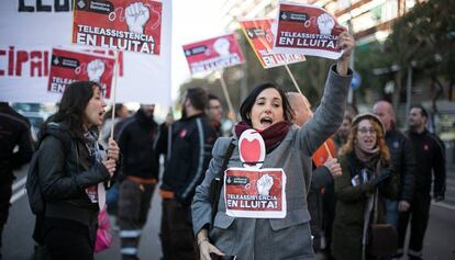 La protesta de los trabajadores de la huelga del servicio de teleasistencia cort&oacute; ayer la Gran Via.