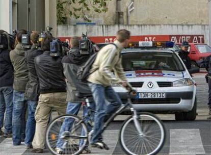 Policías franceses vigilan la comisaría de Montpellier donde se hallaban detenidos los etarras.
