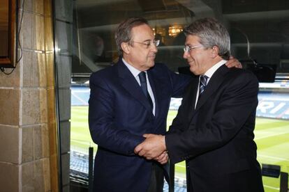 Florentino Pérez y Enrique Cerezo, durante un acto de las peñas.