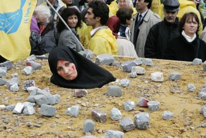 Una mujer iraní recrea una lapidación en Bruselas en noviembre 2006.