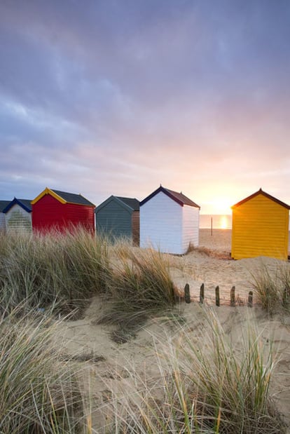 La pintoresca playa de Southwold, en la costa de Suffolk, Gran Bretaña.