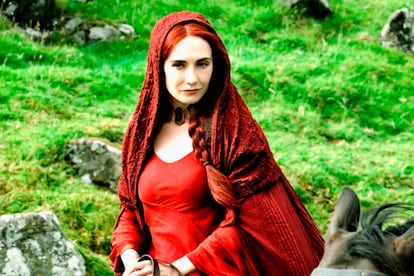 De los pies a la cabeza. Vestido, capa, gargantilla e incluso pelo de un rojo rabioso. Este color es la seña de identidad de la intrigante Melisandre, la sacerdotisa roja del dios R'hllor en Juego de tronos (HBO y Movistar +). El rubí que siempre lleva en el cuello el personaje interpretado por Carice van Houten también tiene un rojo intenso (y parece que es fundamental para su magia).