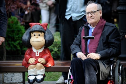 El dibujante Quino, con una estatua de su personaje Mafalda en 2014 en Oviedo.